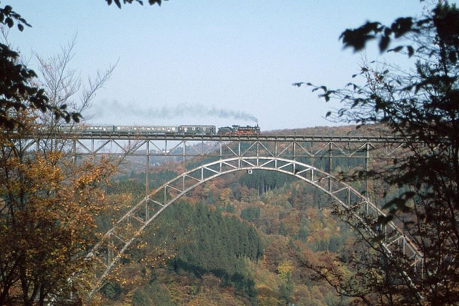 Dampfzug auf der Müngstener Brücke