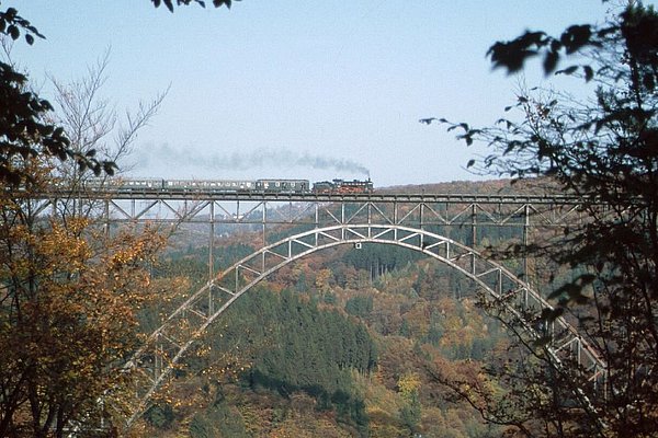 Dampfzug auf der Müngstener Brücke